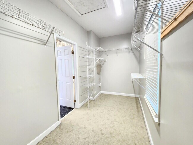 Building Photo - Spacious 3-Bedroom Nest with 2.5 Baths And Bonus Room in Linden