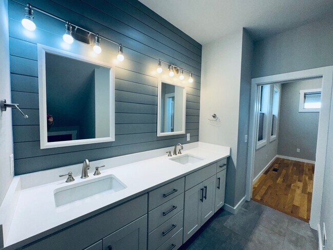 Building Photo - West AVL - Spacious, Beautiful Modern Home