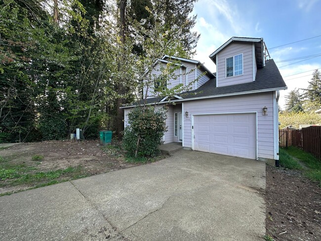 Building Photo - Welcome to this spacious and inviting single-family home w/fully fenced backyard! New Carpet Inst...