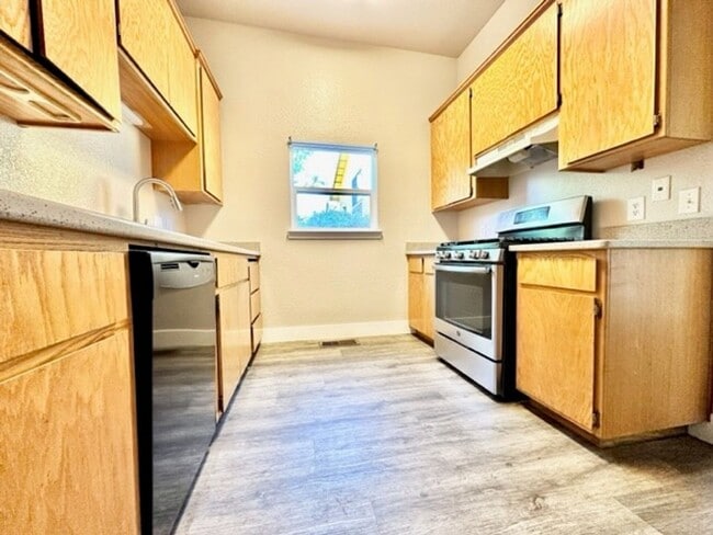 Building Photo - **Pre-Leasing for Summer 2026** Newly updated, spacious 5 bedroom home