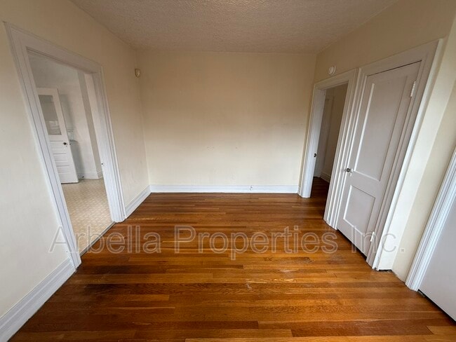 Building Photo - 707 E Unaka Ave