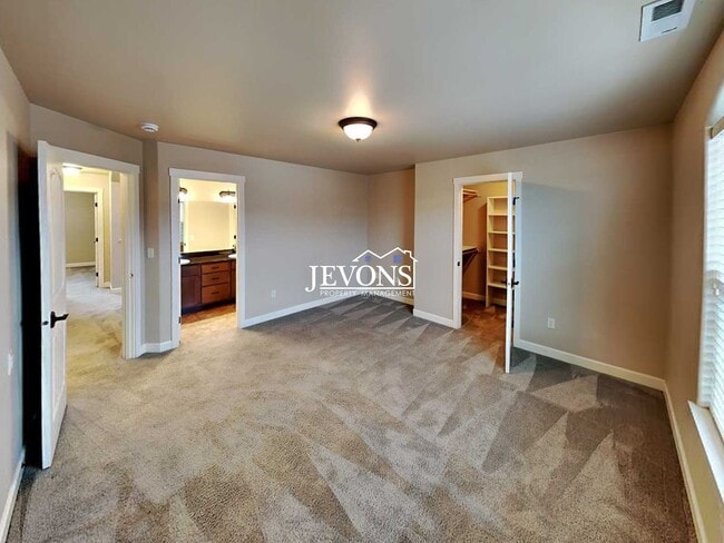 Building Photo - $500 off your first month’s rent!