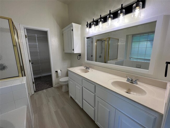 Building Photo - 909 Pruett Dr