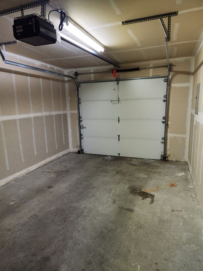 Building Photo - 240 Poplar St