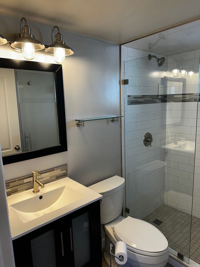 Building Photo - Beautifully Updated Two-Story Home in Sandy — Mountain Views & Big Backyard!