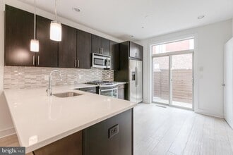 Building Photo - Northern Liberties Townhome with Parking
