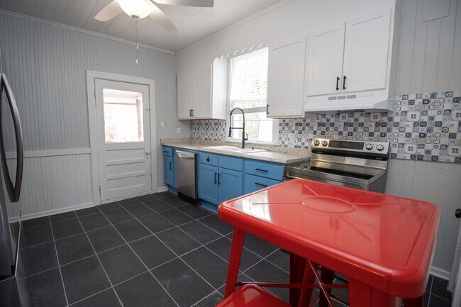 Building Photo - Now Preleasing for 2026–2027 – Beautifully Renovated Duplex in West Columbia