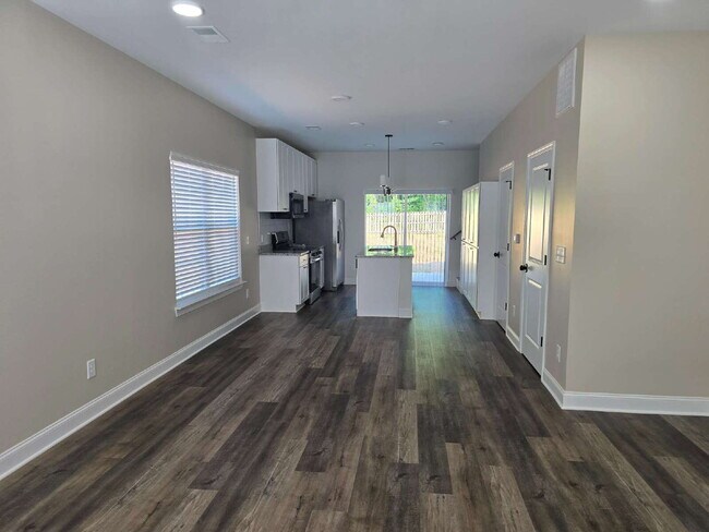 Building Photo - 2 Bedroom Townhomes Near Downtown Mebane for $1495