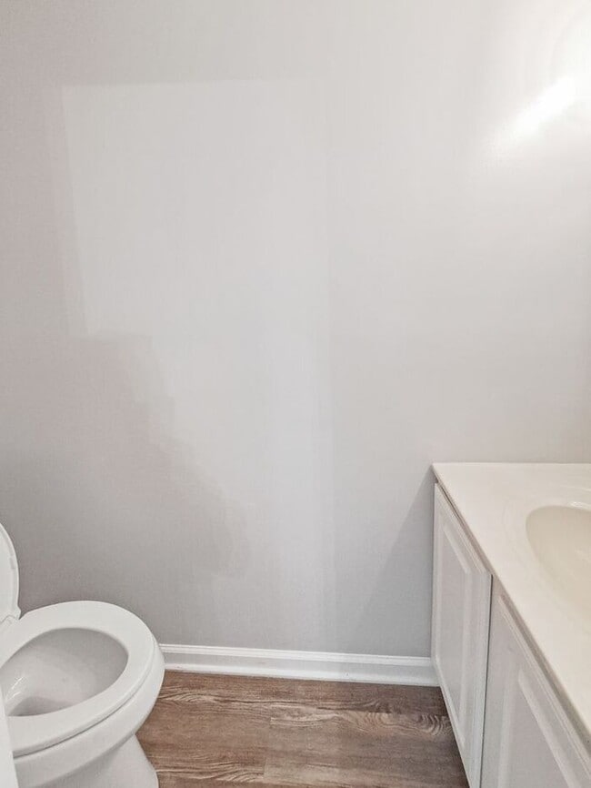 Building Photo - Gorgeous End Unit 2-Level Townhome in Wald...