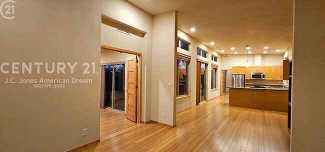 Building Photo - Spectacular Views in the Heart of Applegate Wine Country