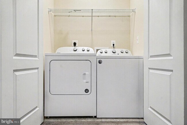 Building Photo - 2444 Drake Ln