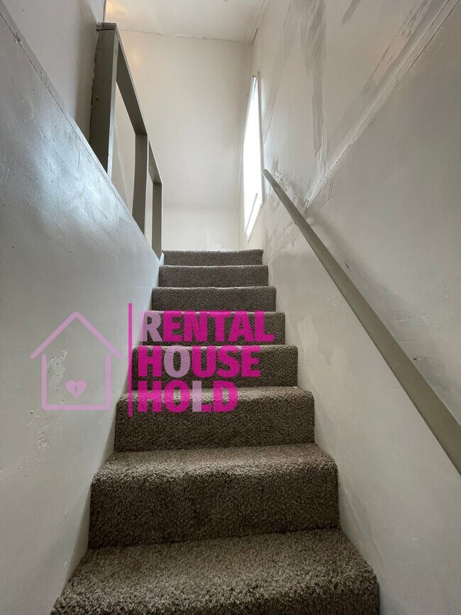 Building Photo - ~ 3 BEDROOM 1 BATH FREE PRE-SCREEN