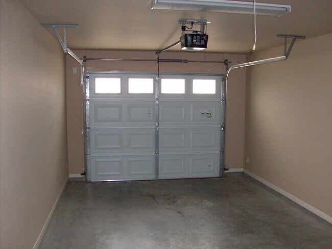 Building Photo - Available 7/13/26 Charming 2 Bed / 2 Bath Duplex Near Bunny