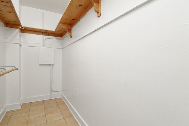Building Photo - 10 W Elm St
