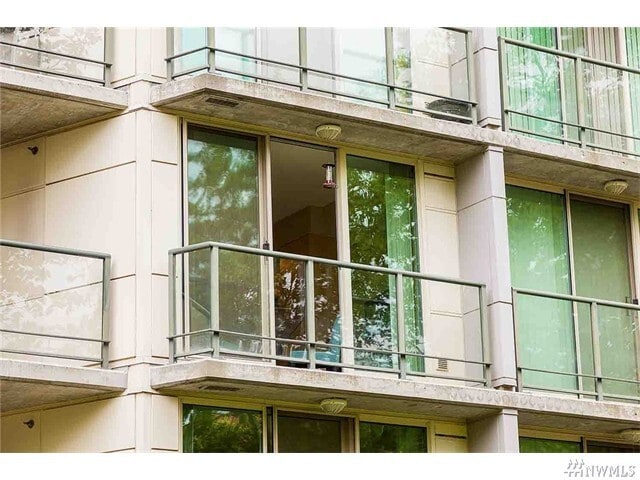 Building Photo - Charming Studio in Downtown Bellevue