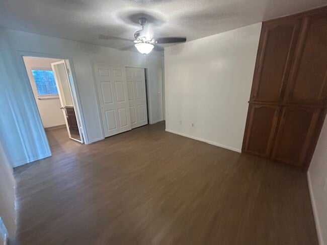 Building Photo - 3 bedroom 2 bath in central Visalia!