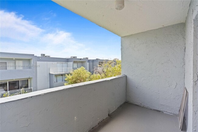 Building Photo - 9373 Fontainebleau Blvd