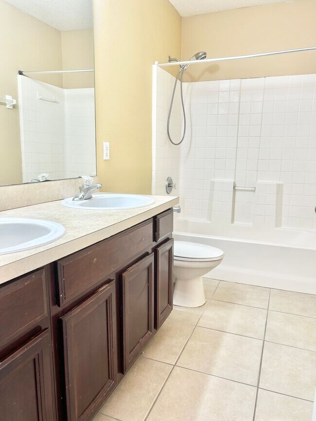 Building Photo - Beautiful Home in Parkview at Lake Shore