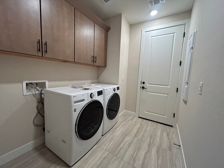 Building Photo - 2121 W Sonoran Desert Dr