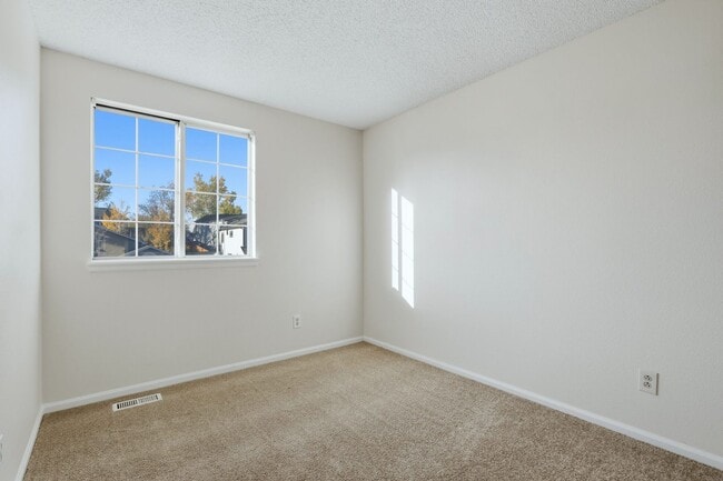 Building Photo - 3 bed 2 1/2 bath Split level home in Found...