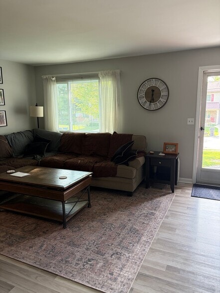 Building Photo - 7252 Thomas Dr