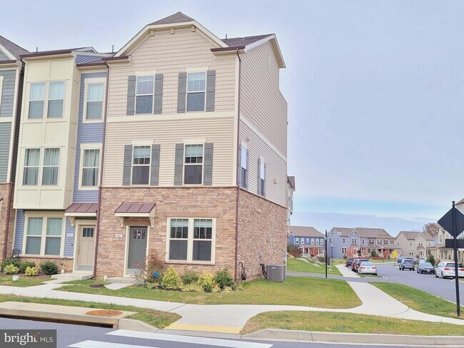 Building Photo - 9001 Shady Pines Dr