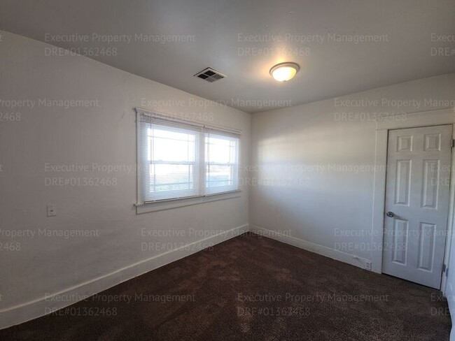 Building Photo - Move in ready. 3 bedrooms/ 1.5 bath, yard,...