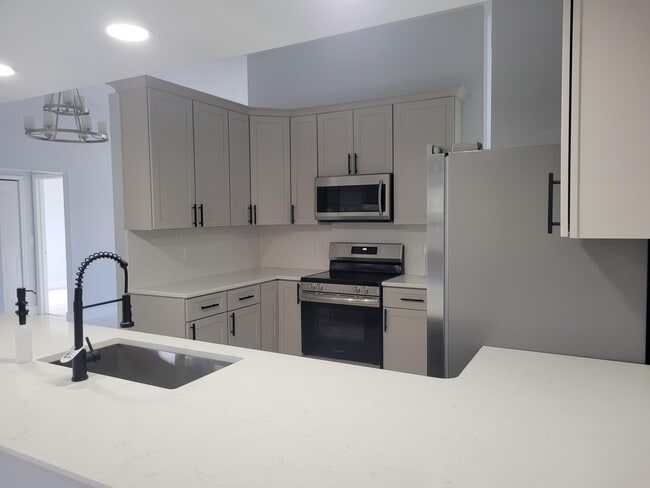 Building Photo - 2050 SE Camilo St