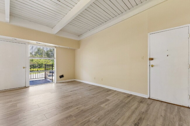 Building Photo - Location, Location, Location! Move-in ready, Offers 2 beds and 1 bed