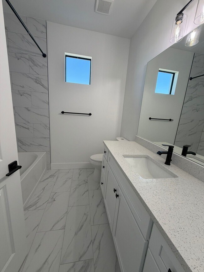 Building Photo - 4224 NE 22nd Pl