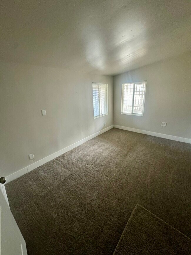 Building Photo - Beautiful Fully Updated 2 Bedroom 2 Bathroom Located in Roseville!