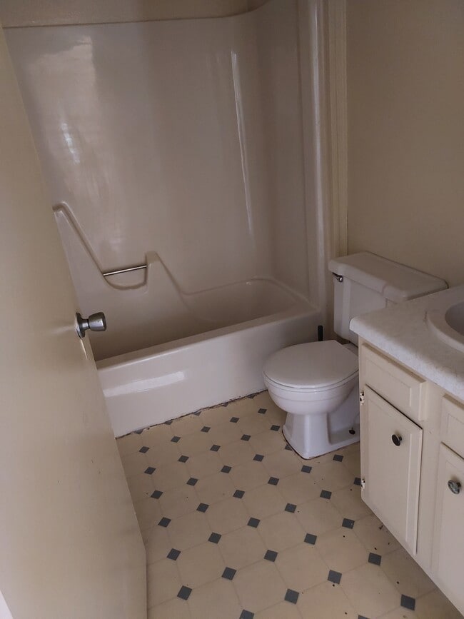 Building Photo - Hofer Duplex