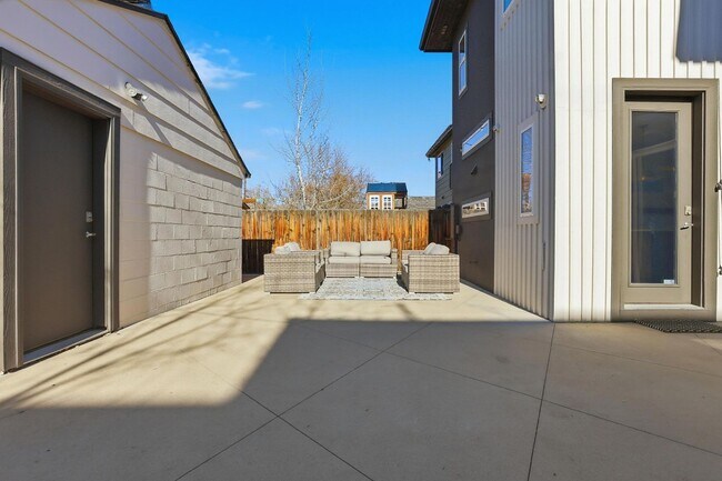 Building Photo - 4 blocks to Sloans Lake! immaculate home with large yard and garage