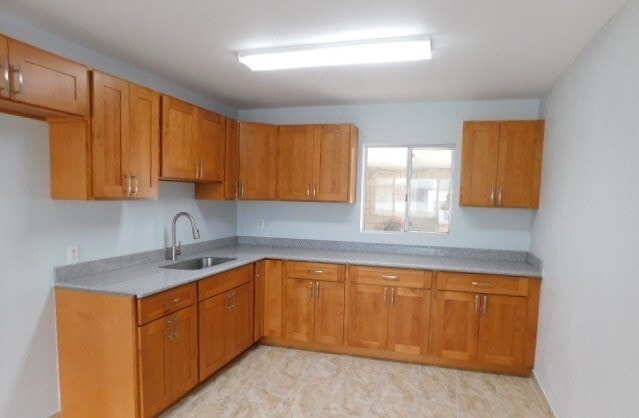 Building Photo - Five Bedroom Home