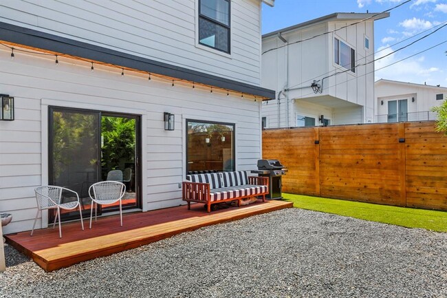 Building Photo - 1413 Montopolis Dr