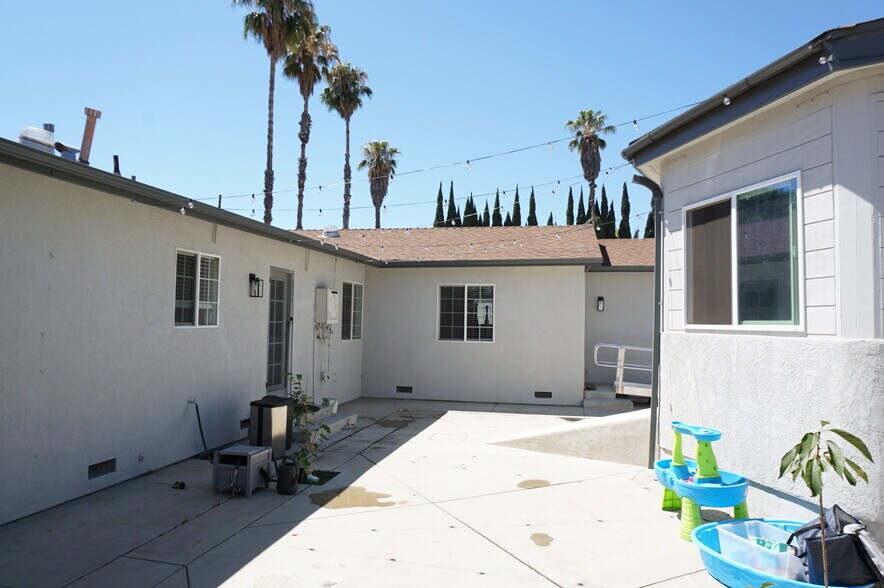 Building Photo - 8533 Woodley Ave