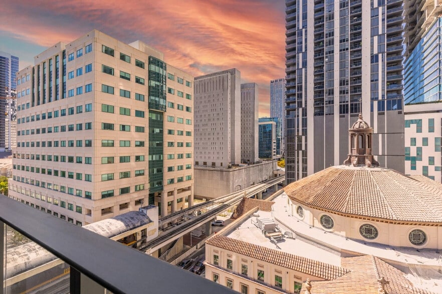 Building Photo - 501 NE 1st Ave