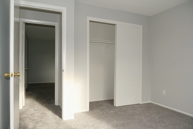 Building Photo - Spacious 2 Bedroom 2 Bath with Garage Avai...
