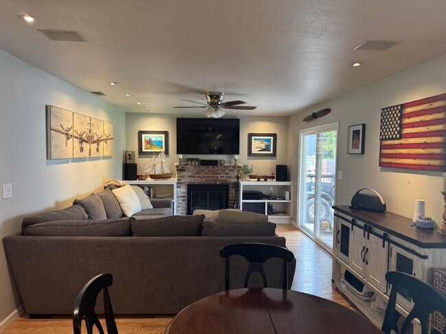 Building Photo - Gorgeous Updated 3 Bedroom in the heart of...