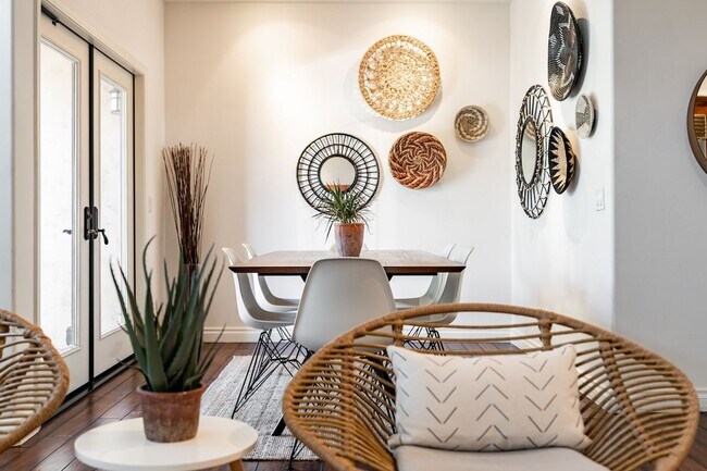 Building Photo - 109 W Montecito Wy