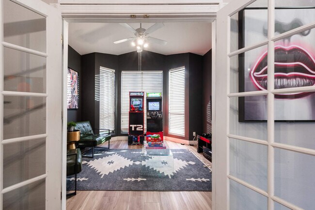 Building Photo - 5924 E Woodridge Dr