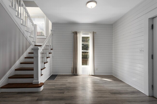 Building Photo - 915 E 29th St