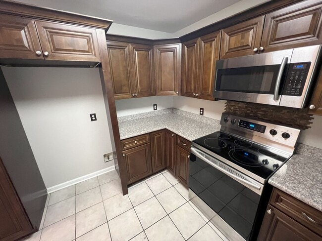 Building Photo - Charming updated 3 bedroom, 2 bath home in...