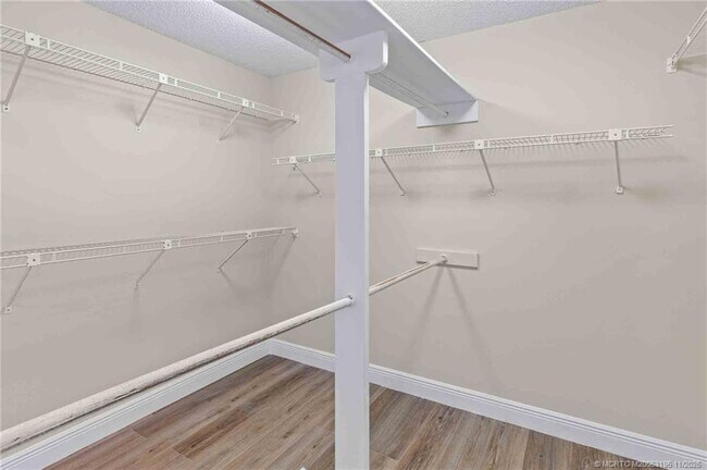 Building Photo - 2385 SW Creekside Dr