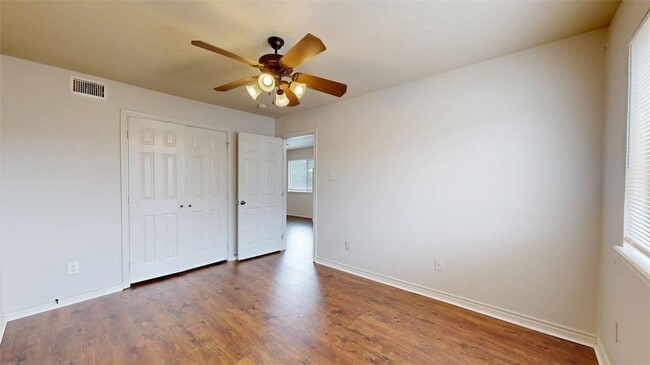 Building Photo - 1915 Pine Tree Dr