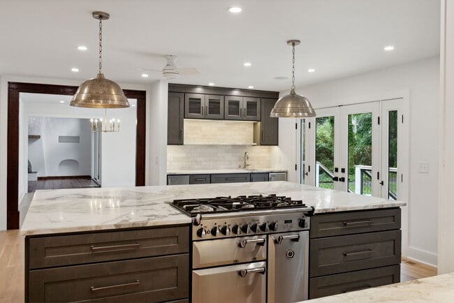 Building Photo - Available 6/15. Stunning, Fully-Rennovated...