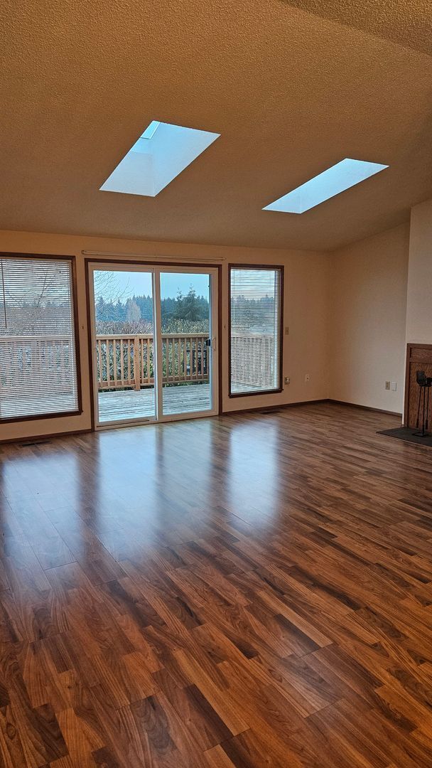Building Photo - N Tacoma 3bdr 2.5 bath home w/ VIEW of Mt Rainer