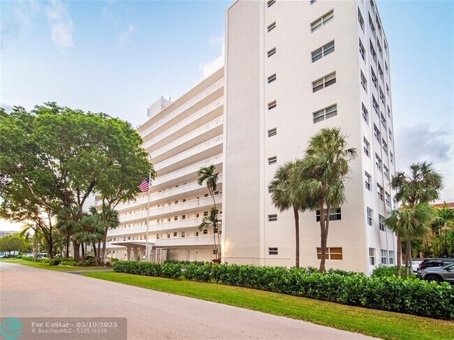 Building Photo - 2555 NE 11th St