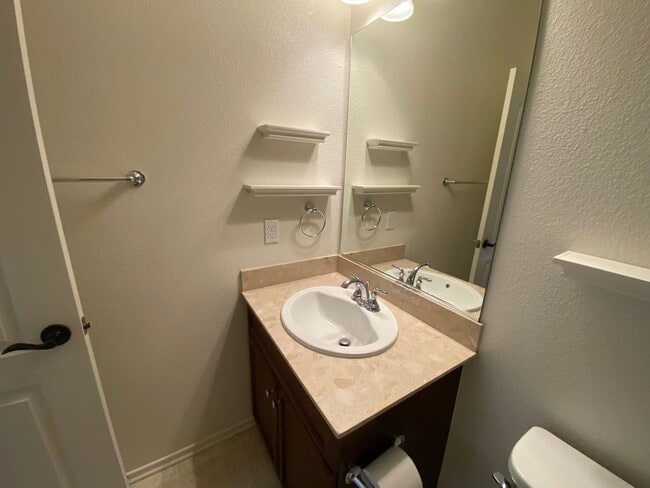 Building Photo - Rosamond 3+Office Available Now!