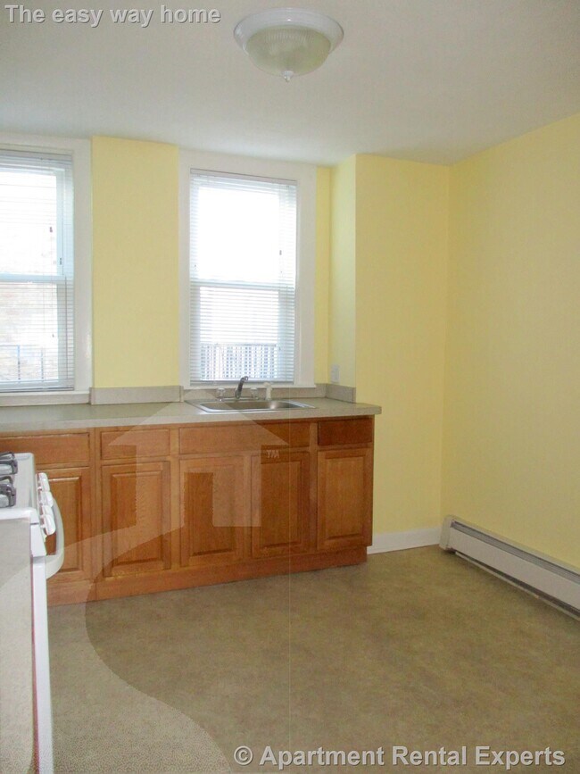 Building Photo - 2 Central St